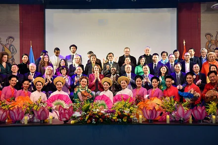 Bộ trưởng Văn hóa, Thể thao và Du lịch Nguyễn Văn Hùng chụp ảnh lưu niệm cùng các đại biểu quốc tế và các nghệ sĩ tại đêm tôn vinh di sản và văn hóa VIệt Nam ở Paris tối 17/11/2023. (Ảnh: MINH DUY). 