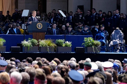 Tổng thống Pháp Emmanuel Macron phát biểu tại lễ kỷ niệm. Ảnh: AP.