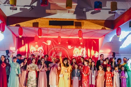 Dàn hợp ca Việt-Pháp với ca khúc “Bonjour Vietnam” hát bằng cả tiếng Pháp và tiếng Việt.