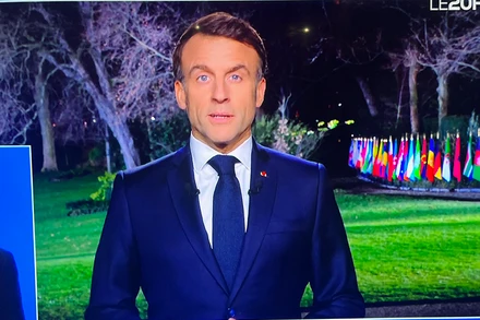 Tổng thống Pháp Emmanuel Macron phát biểu chúc mới năm mới 2024 từ Điện Élysée. Ảnh chụp từ màn hình TV.