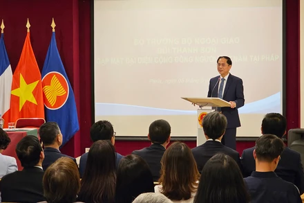Bộ trưởng Ngoại giao Bùi Thanh Sơn đánh giá cao đóng góp của cộng đồng người Việt cho đất nước và cho quan hệ Việt Nam-Pháp. (Ảnh: Khải Hoàn)