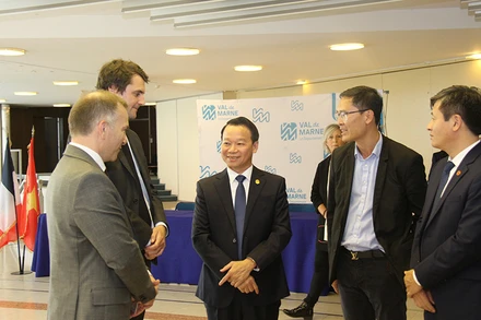 Bí thư Tỉnh ủy Đỗ Đức Duy cảm ơn lãnh đạo và nhân dân tỉnh Val-de-Marne đã dành cho tỉnh Yên Bái nhiều sự quan tâm, hỗ trợ, giúp đỡ có hiệu quả, thông qua các dự án hợp tác trên các lĩnh vực: y tế, văn hóa và phát huy giá trị di sản, cung cấp nước sạch, xử lý nước thải, nông nghiệp và phát triển nông thôn, quy hoạch và môi trường. (Ảnh: Khải Hoàn)