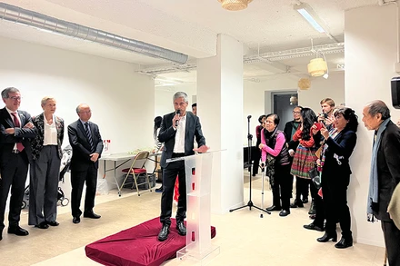 Ông Nguyễn Bình, Chủ tịch Hiệp hội Foyer Vietnam, giới thiệu về những hoạt động tại số 80, phố Monge ở quận 5 (Paris) gồm nhà hàng và không gian tổ chức các sự kiện quảng bá và kết nối về Việt Nam. Ảnh: Khải Hoàn.