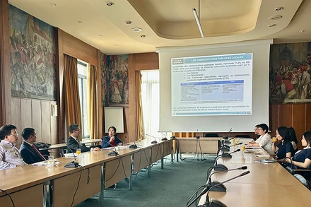 Lãnh đạo TP Montreuil giới thiệu về công tác quản lý thu chi ngân sách.