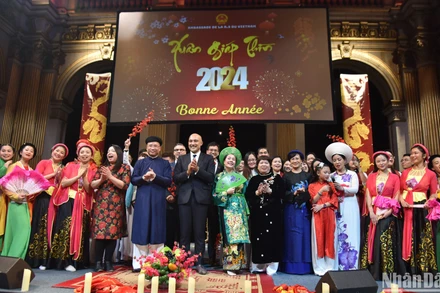 Không khí đón Tết Giáp Thìn tại Tòa thị chính Paris thật đầm ấm và mang đậm bản sắc văn hóa Việt Nam. Ảnh: Minh Duy.