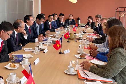 Bí thư Thành ủy Nguyễn Văn Nên làm việc với lãnh đạo Vùng Île-de-France, bày tỏ mong muốn tăng cường quan hệ hợp tác và hữu nghị giữa hai địa phương, qua đó góp phần làm sâu sắc hơn nữa quan hệ Đối tác chiến lược Việt Nam-Pháp. (Ảnh: Khải Hoàn)