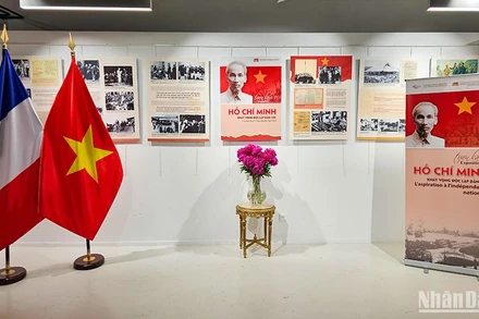 Gần 200 hình ảnh tư liệu được trưng bày tại Paris để bày tỏ lòng biết ơn vô hạn đối với công lao trời biển của Chủ tịch Hồ Chí Minh. Ảnh; Minh Duy.