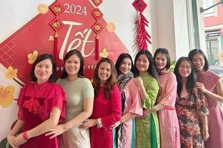 Tết là dịp đặc biệt để các chị em "xúng xính" trong tà áo dài truyền thống. 