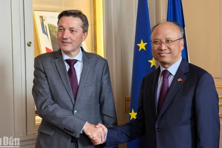 Tỉnh trưởng vùng Hauts-de-France và Đại sứ Đinh Toàn Thắng tin tưởng rằng quan hệ hợp tác và hữu nghị Việt Nam-Pháp sẽ phát triển mạnh mẽ trong thời gian tới. 