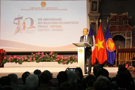 Đại sứ Việt Nam tại Pháp Đinh Toàn Thắng phát biểu ý kiến. (Ảnh: Khải Hoàn)