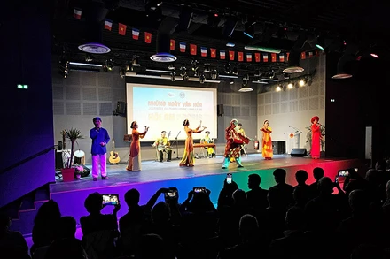 Trong hai ngày 29 và 30/8, Ủy ban nhân dân thành phố Hội An phối hợp Trung tâm Văn hóa Việt Nam tại Pháp tổ chức chương trình nghệ thuật “Những ngày văn hóa Hội An tại Paris" nhằm quảng bá nghệ thuật dân gian và các làng nghề truyền thống. (Ảnh: Minh Duy)