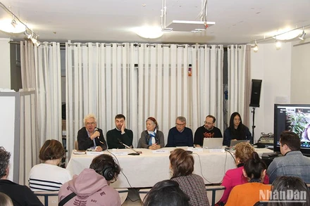 Hai luật sư William Bourdon và Bertrand Repolt thông báo về quá trình chuẩn bị cho phiên tòa phúc thẩm ngày 7/5. (Ảnh: KHẢI HOÀN)