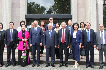 Đồng chí Đỗ Văn Chiến dẫn đầu Đoàn đại biểu Đảng Cộng sản Việt Nam làm việc với Lãnh đạo Hội đồng Kinh tế, Xã hội và Môi trường Pháp. (Ảnh: KHẢI HOÀN)