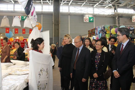 Đại sứ Đinh Toàn Thắng và Phu nhân cùng bà Carine Preterre, Tổng Giám đốc Comexposium, thăm gian hàng thêu tay. (Ảnh: Khải Hoàn)