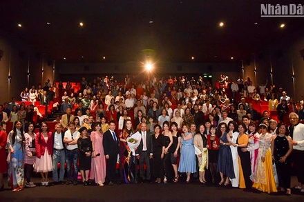 Dù đêm muộn, đông đảo khán giả nán lại để tham gia phần giao lưu với đoàn làm phim. (Ảnh: MINH DUY)