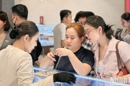 Trước ngày vía Thần Tài (mùng 10 tháng Giêng) mặc dù giá vàng trong nước tăng mạnh, các cửa hàng vàng vẫn đón lượng khách lớn. Nhiều người chọn mua sớm không chỉ để đón lộc đầu năm mà còn để tránh cảnh chen lấn, xô bồ vào ngày vía chính.