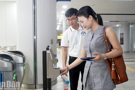 Sau một tháng miễn phí, tuyến tàu điện bắt đầu thu vé từ ngày 21/1, với mức 6.000 đến 20.000 đồng mỗi lượt, hành khách có thể thanh toán qua thẻ ngân hàng, app metro...