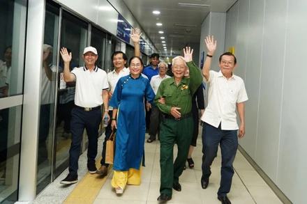 Ngay từ sáng sớm, hàng ngàn vị khách đặc biệt đã có buổi trải nghiệm đầy cảm xúc trong lần đầu tiên tuyến Metro số 1 Thành phố Hồ Chí Minh (Metro Bến Thành-Suối Tiên) chạy thử nghiệm tự động trên toàn tuyến.