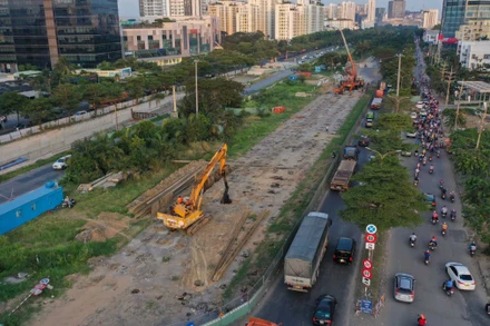 Đường Nguyễn Văn Linh dài gần 18km, chạy xuyên quận 7 và huyện Bình Chánh, góp phần phát triển, kết nối khu nam Sài Gòn, giao thương của thành phố với các tỉnh miền tây.