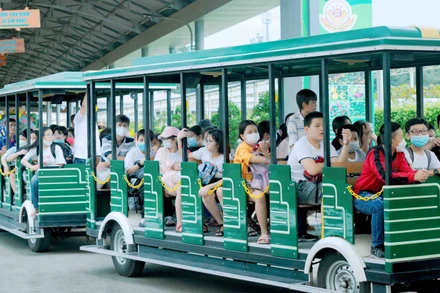  Sáng 29/4, ngày thứ hai trong kỳ nghỉ lễ 30/4, 1/5 kéo dài 5 ngày, rất đông người dân đổ về các điểm vui chơi, như: Khu du lịch Suối Tiên (thành phố Thủ Đức), Công viên nước Đầm Sen (quận 11), Thảo Cầm Viên (quận 1)...