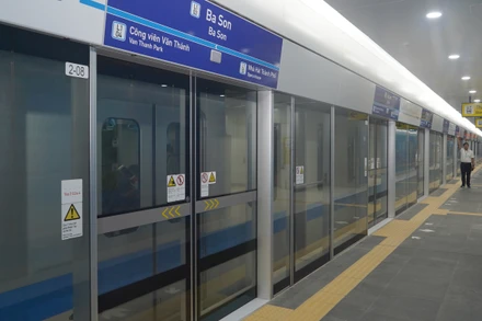Trong ngày đầu đi vào hoạt động, tuyến metro số 1 Thành phố Hồ Chí Minh (Bến Thành-Suối Tiên) đón 150.000 lượt hành khách.