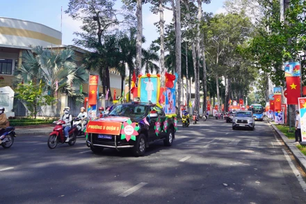 Sắc đỏ quốc kỳ, xe cổ động... xuất hiện tại các tuyến đường hướng tới Lễ kỷ niệm 50 năm Ngày Giải phóng miền nam, thống nhất đất nước.