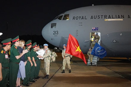 Lãnh đạo Cục Gìn giữ hòa bình Việt Nam, Bệnh viện Quân y 175 cùng các đại biểu đón cán bộ, nhân viên Bệnh viện dã chiến cấp 2 số 5 (VDC 2.5) về nước.