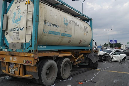 15 giờ ngày 8/8, nhiều ô-tô gồm xe tải , xe con khi vừa đổ dốc cầu Phú Mỹ, hướng từ quận 7 đi thành phố Thủ Đức thì xảy ra tai nạn liên hoàn.