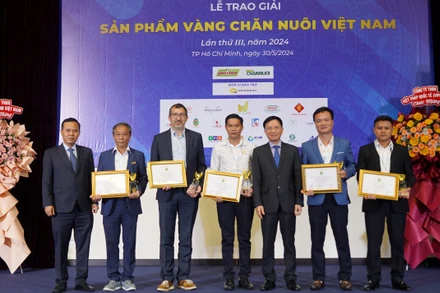 Ban tổ chức trao bằng khen các sản phẩm đạt Danh hiệu Sản phẩm Vàng chăn nuôi lần thứ 3 năm 2024.