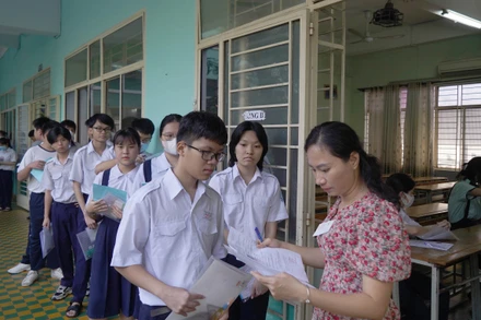 Sáng 6/6, học sinh lớp 9 của Thành phố Hồ Chí Minh đến các điểm thi để làm thủ tục dự thi tuyển sinh vào lớp 10 trung học phổ thông năm học 2024-2025.