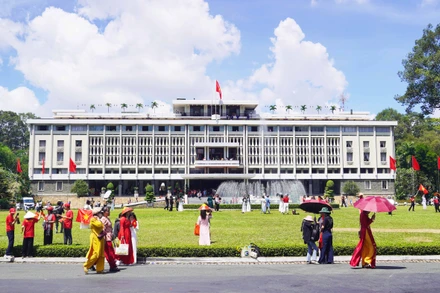 Càng gần tới ngày lễ kỷ niệm 50 năm Ngày Giải phóng miền nam, thống nhất đất nước (30/4/1975-30/4/2025) lượng du khách trong và ngoài nước đổ về Thành phố Hồ Chí Minh tham quan khu di tích lịch sử ngày càng nhiều.