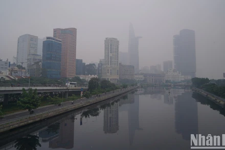 Sáng sớm Thành phố Hồ Chí Minh xuất hiện sương mù dày đặc, nồng độ bụi mịn cao gấp hàng chục lần mức cho phép. 