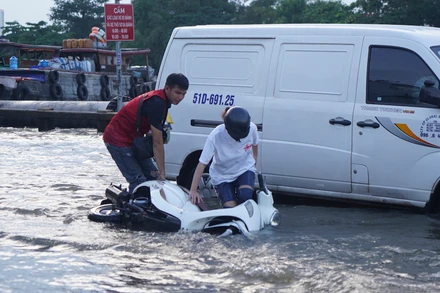 16 giờ chiều ,nước triều cường đạt đỉnh gây ngập nửa bánh xe và kéo dài suốt khung giờ tan tầm khiến xe cộ đi lại khó khăn . Nhiều người dân bì bõm lội nước, dắt xe đi bộ về nhà do xe chết máy.