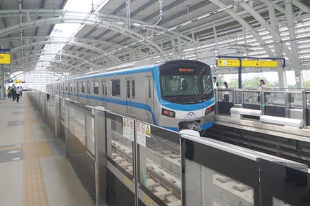 Người dân trải nghiệm tuyến Metro số 1 vận hành chính thức .