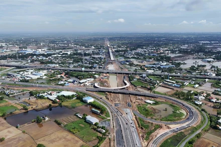 Hàng loạt hạng mục của siêu nút giao Mỹ Yên thuộc địa phận huyện Bến Lức, tỉnh Long An đang được thi công khẩn trương.