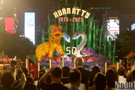 Đường hoa Nguyễn Huệ Tết Ất Tỵ 2025 được phân thành 3 phân đoạn "Kết đoàn”, “Chuyển mình” và “Phát triển”, thể hiện những chặng đường lịch sử của dân tộc Việt Nam vượt qua mọi gian nan, hy sinh, mất mát, vẫn hát vang khúc hát kết đoàn giành độc lập – thống nhất đất nước – chuyển mình phát triển bền vững. Qua chặng đường 50 năm, hôm nay cả nước đang vững tin tiến bước vào kỷ nguyên mới, “kỷ nguyên vươn mình của dân tộc Việt Nam”.