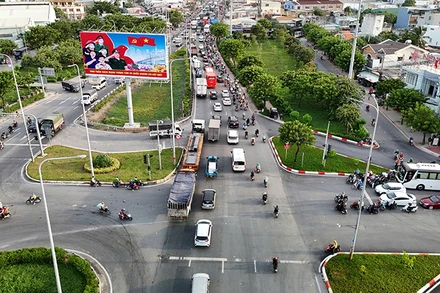 Chiều 30/8, trong ngày làm việc cuối cùng trước kỳ nghỉ lễ Quốc khánh, giao thông tại khu vực cửa ngõ phía tây Thành phố Hồ Chí Minh không xảy ra tình trạng kẹt xe nhiều .