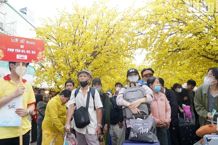 Vào mỗi dịp Tết, những chuyến xe nghĩa tình lại lăn bánh, đưa sinh viên, người lao động khó khăn hồi hương sum vầy cùng với gia đình.