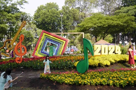 Hội hoa xuân lần thứ 44 được Thành phố Hồ Chí Minh tổ chức tại công viên Tao Đàn với chủ đề "Xuân yêu thương, Tết sum vầy" kéo dài từ ngày 6/2 đến 15/2 (tức 27 tháng Chạp đến mùng 6 Tết).