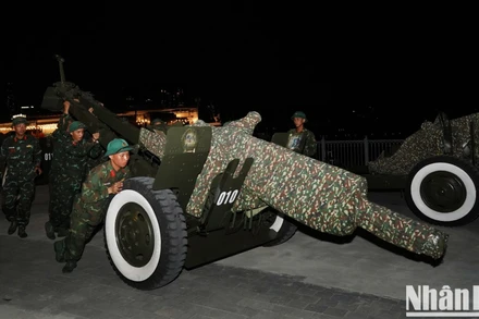 Khuya 6/4, lực lượng Quân đội tổ chức vận chuyển 15 khẩu pháo từ Đồng Nai về khu vực Bến Bạch Đằng (Quận 1, Thành phố Hồ Chí Minh) để phục vụ cho Lễ kỷ niệm 50 năm Ngày Giải phóng miền nam, thống nhất đất nước (30/4/1975-30/4/2025).