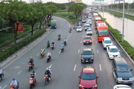 Tại cửa ngõ phía tây thành phố, lượng phương tiện bắt đầu tăng cao từ 16 giờ ngày 29/12.