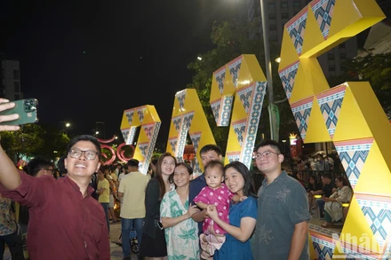 Tối 28/1, tức ngày 29 tháng Chạp Âm lịch, rất đông người dân đổ về trung tâm Thành phố Hồ Chí Minh càng đông để vui chơi và chuẩn bị đón Giao thừa.