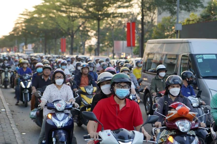 Việc tổ chức giao thông khi chiếm dụng một ngã tư với mật độ giao thông rất lớn, chắc chắn sẽ ảnh hưởng việc đi lại của người dân. Do đó, chủ đầu tư và các nhà thầu hiện tập trung nhiều giải pháp tối ưu nhất giúp giảm kẹt xe khi lưu thông qua giao lộ Nguyễn Văn Linh-Nguyễn Hữu Thọ.