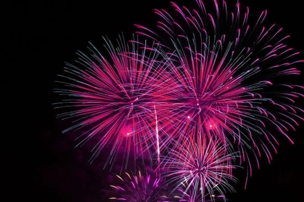 Pháo hoa rực sáng trên bầu trời Thành phố Hồ Chí Minh vào thời khắc bước sang năm mới. 