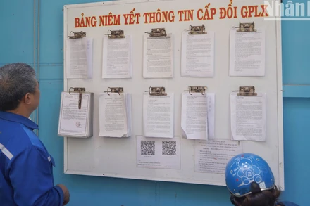 Người dân tập trung đông đi đổi giấy phép lái xe ở Thành phố Hồ Chí Minh trước thời điểm lĩnh vực này chuyển quản lý từ Bộ Giao thông vận tải sang Công an khiến nhiều cơ sở ùn ứ.