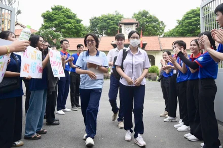 Thí sinh chia sẻ niềm vui cùng các bạn sinh viên tình nguyện sau khi kết thúc môn thi Ngữ văn đầu tiên.