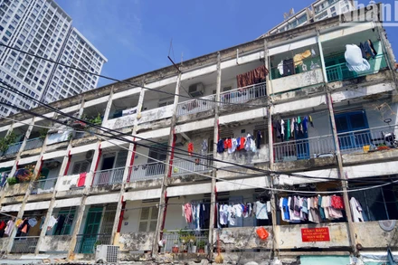 Cách trung tâm Quận 1 khoảng 1km, chung cư Vĩnh Hội (hay còn gọi là chung cư A, B, C, Quận 4) được xây dựng từ trước năm 1975, quy mô 4 tầng, diện tích đất hơn 3.600m2, có tổng cộng 104 căn hộ. Theo thời gian chung cư đã xuống cấp trầm trọng.