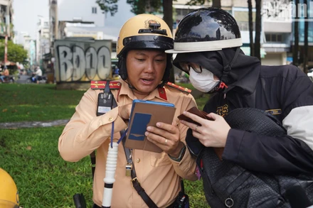 Các lỗi của người điều khiển xe gắn máy liên quan đến quá tốc độ đều tăng mức phạt, chạy quá tốc độ cho phép 5-10km/giờ phạt 400.000-600.000 đồng, chạy quá 10-20km/giờ phạt 800.000-1.000.000 đồng, chạy quá 20km/giờ phạt 6-8 triệu đồng.