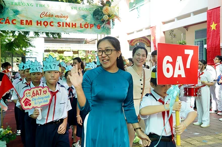 Cô và trò Trường Trung học cơ sở Lê Thành Công rạng ngời trong ngày tựu trường.