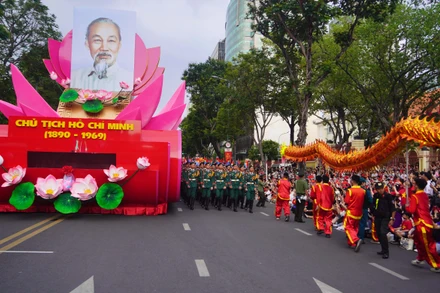 Người dân tập trung đông đảo trước đường Lê Duẩn từ rất sớm, háo hức chờ xem buổi sơ duyệt diễu binh, diễu hành chiều 25/4.